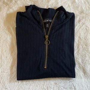 Black 3 courter sleeve top size medium fits like XS